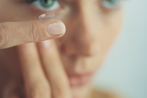 Rellena ambos lados de tu estuche de lentes con la solución, añadiendo unas gotas de removedor de proteína especial si es necesario.