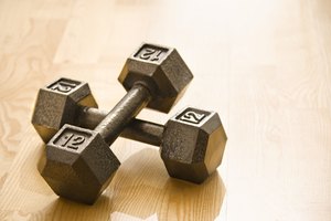 Usa un juego de mancuernas para hacer remos verticales.