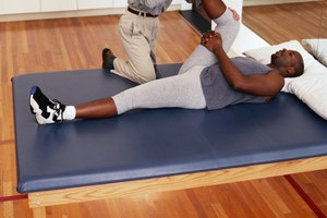 La terapia post-quirúrgica comienza con ejercicios de estiramiento para la zona lumbar.