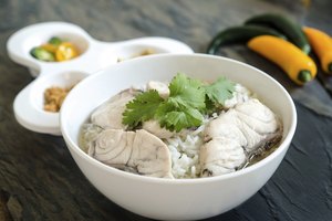Agrega hojas de cilantro frescas a aderezos y ensaladas, o ponlas en una olla de sopa casi al final de la cocción para que no se desintegren.