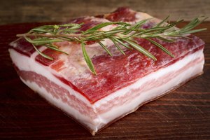 La carne se puede usar como un saborizante en lugar de un plato principal.