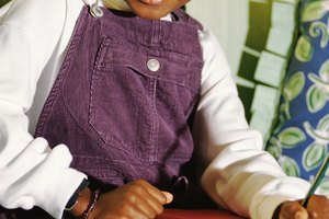 La posición correcta y la manera de sujetar el lápiz pueden ayudar a prevenir que los niños zurdos doblen demasiado la muñeca al escribir.