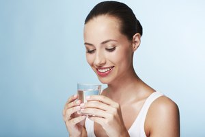 El agua es fundamental para la hidratación de la piel.
