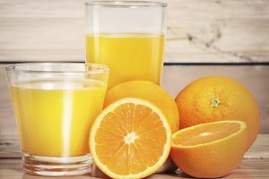 Un vaso grande de jugo de naranja puede contener más de 50 gramos de carbohidratos.