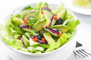 Ensalada de aguacate y verduras frescas.