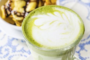 Las bebidas calientes con leche a veces contienen agregados de jarabe y azúcares.