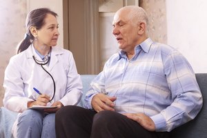 Utiliza el cuestionario CAGE para diagnosticar alcoholismo.