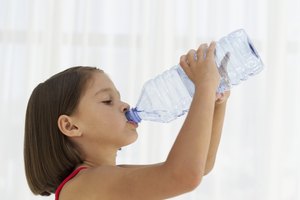 Pídele a tu hijo que tome agua fría en la cocina, en caso de que el hipo haga que la escupa.