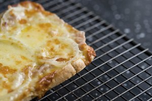 Queso y pan de grano entero son meriendas al acostarse comunes para los diabéticos.