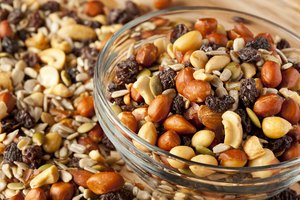Nueces, semillas, y granos enteros son excelentes fuentes de magnesio.