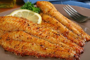 Los filetes de bagre en especias cajún.