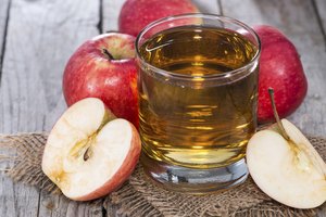 Vaso de jugo de manzana.