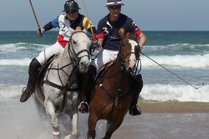 Los jugadores de polo Andy Burgess y Major Ben Marshal practican para un partido de polo en las playas inglesas.
