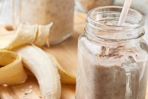 Imagen de un yogurt preparado con bananas semillas y frutos secos