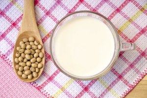 Leche de soya y frijoles.
