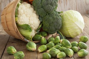 Una cesta derrama col y brócoli.