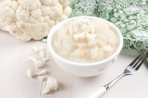 Un exquisito puré de coliflor y ajo es un excelente sustituto del puré de patatas.