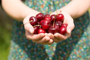 Las frutas ricas en fructosa son la sandía, manzanas y cerezas.