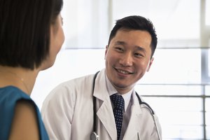 Un doctor habla con su paciente en una oficina.