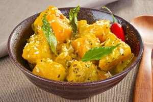 La cúrcuma se encuentra en muchos platillos con curry.