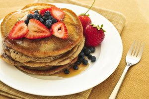 Plato de panqueques integrales con fruta.