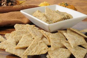 Galletas de trigo integral con hummus.