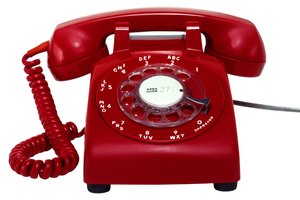 Puedes buscar el perfil de una persona con el número telefónico de una persona.