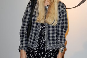 Mischa Barton borda el aspecto hipster en una fiesta durante la semana de la moda de Milán.