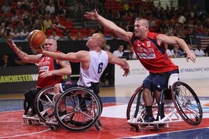 Jeremy Lade de los Estados Unidos intercepta a Jonathan Pollock y Daniel Highcock de Gran Bretaña para anotar un punto.