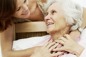 Las visitas de un miembro más joven de la familia ayuda al anciano a sentirse conectado.