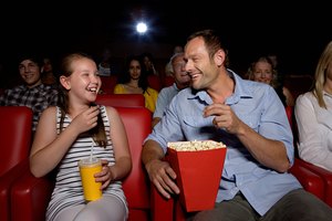 Las diferentes marcas de palomitas de maíz de los cines contienen difernete cantidad de calorías.