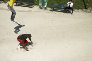 Practica ejercicios de salto para aumentar la agilidad y habilidades explosivas que requiere el parkour.
