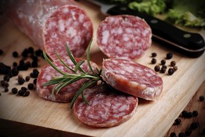 Salami rebanado.