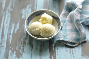 Helado de vainilla entero.
