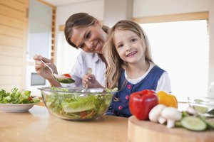 Involucra a los niños en la preparación de la comida para que la coman con más entusiasmo.