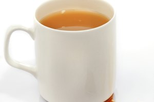 Si bien la cafeína en el café puede hacer que te sientas agitado, su acidez relativamente alta puede conducir a malestares estomacales.