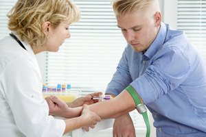 Seguir una dieta restringida en carbohidratos puede mejorar el perfil lipídico en sangre.