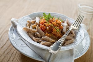 Fideos penne de trigo entero con salsa de tomate.