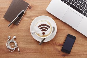 Imagen del logotipo de Wifi en la espuma de un café