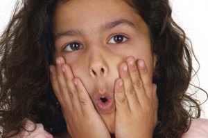 Aunque los desencadenantes varían según el niño, pueden incluir fatiga, ansiedad, hambre y distracciones.