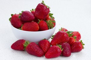 Añade las fresas mientras la preparación aún está caliente.