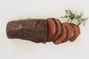 Puedes optar por comprar roast beef en rebanadas en una tienda de delicatessen.