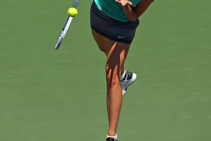 La jugadora de tenis profesional Maria Sharapova usa múltiples grupos musculares al servir.