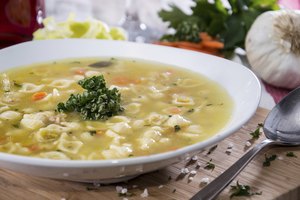 Sopa de fideos con pollo.