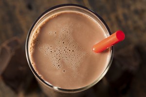Un vaso de leche chocolatada con un sorbete
