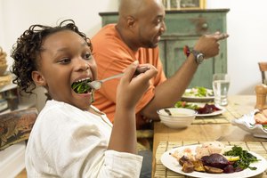 Consume vegetales, frutas y granos enteros en lugar de alimentos procesados.