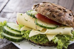 Un emparedado de queso y verduras.