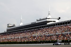 Los fanáticos de las carreras inundan el Pocono Raceway para las carreras de la copa Sprint NASCAR.