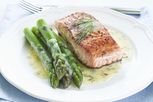 Salmón a la plancha con espárragos.
