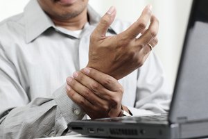Una persona sufriendo de dolor de muñeca.